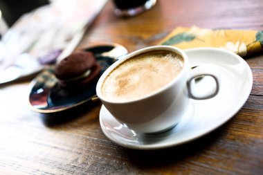 Bir grup çeşit kurabiye. Çikolata parçacıklı, yulaflı, kuru üzümlü, beyaz çikolatalı.