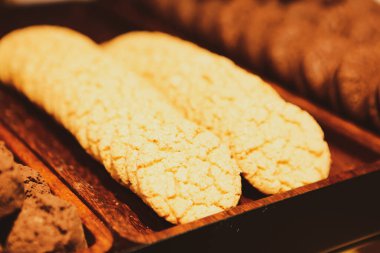 Bir grup çeşit kurabiye. Çikolata parçacıklı, yulaflı, kuru üzümlü, beyaz çikolatalı.