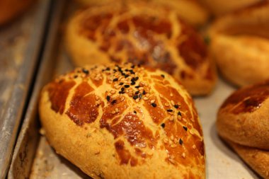 Bir grup çeşit kurabiye. Çikolata parçacıklı, yulaflı, kuru üzümlü, beyaz çikolatalı.