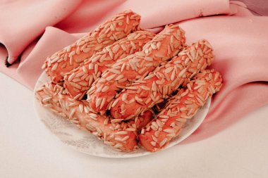 Bir grup çeşit kurabiye. Çikolata parçacıklı, yulaflı, kuru üzümlü, beyaz çikolatalı.