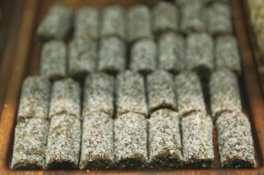 Bir grup çeşit kurabiye. Çikolata parçacıklı, yulaflı, kuru üzümlü, beyaz çikolatalı.