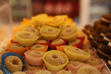 Bir grup çeşit kurabiye. Çikolata parçacıklı, yulaflı, kuru üzümlü, beyaz çikolatalı.