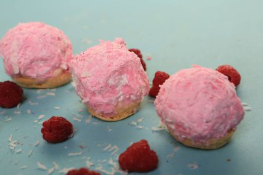 Bir grup çeşit kurabiye. Çikolata parçacıklı, yulaflı, kuru üzümlü, beyaz çikolatalı.