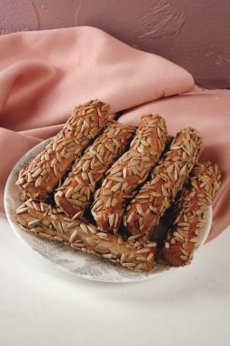 Bir grup çeşit kurabiye. Çikolata parçacıklı, yulaflı, kuru üzümlü, beyaz çikolatalı.