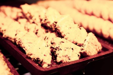 Bir grup çeşit kurabiye. Çikolata parçacıklı, yulaflı, kuru üzümlü, beyaz çikolatalı.