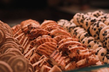 Bir grup çeşit kurabiye. Çikolata parçacıklı, yulaflı, kuru üzümlü, beyaz çikolatalı.