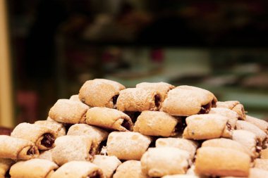 Bir grup çeşit kurabiye. Çikolata parçacıklı, yulaflı, kuru üzümlü, beyaz çikolatalı.