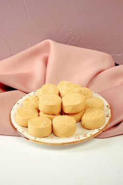 Bir grup çeşit kurabiye. Çikolata parçacıklı, yulaflı, kuru üzümlü, beyaz çikolatalı.