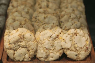 Bir grup çeşit kurabiye. Çikolata parçacıklı, yulaflı, kuru üzümlü, beyaz çikolatalı.