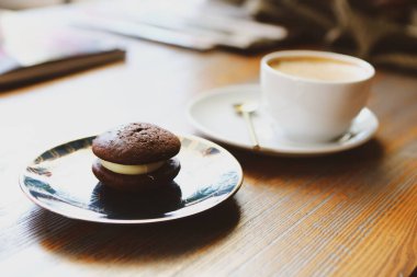 Bir grup çeşit kurabiye. Çikolata parçacıklı, yulaflı, kuru üzümlü, beyaz çikolatalı.