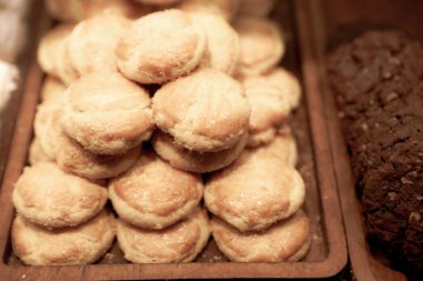 Bir grup çeşit kurabiye. Çikolata parçacıklı, yulaflı, kuru üzümlü, beyaz çikolatalı.