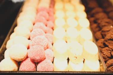 Bir grup çeşit kurabiye. Çikolata parçacıklı, yulaflı, kuru üzümlü, beyaz çikolatalı.