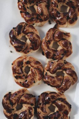 Bir grup çeşit kurabiye. Çikolata parçacıklı, yulaflı, kuru üzümlü, beyaz çikolatalı.