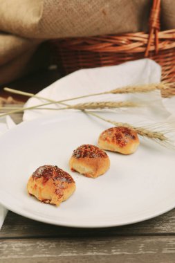 Bir grup çeşit kurabiye. Çikolata parçacıklı, yulaflı, kuru üzümlü, beyaz çikolatalı.