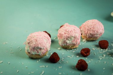 Bir grup çeşit kurabiye. Çikolata parçacıklı, yulaflı, kuru üzümlü, beyaz çikolatalı.