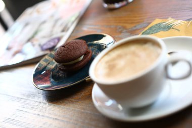 Bir grup çeşit kurabiye. Çikolata parçacıklı, yulaflı, kuru üzümlü, beyaz çikolatalı.