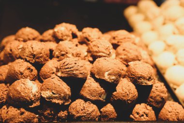 Bir grup çeşit kurabiye. Çikolata parçacıklı, yulaflı, kuru üzümlü, beyaz çikolatalı.