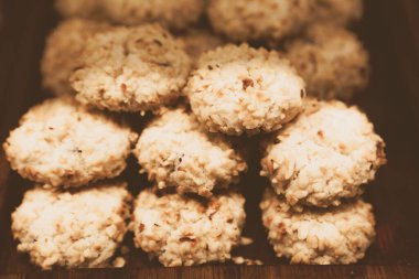 Bir grup çeşit kurabiye. Çikolata parçacıklı, yulaflı, kuru üzümlü, beyaz çikolatalı.