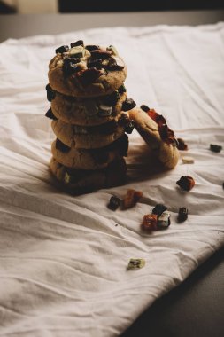 Bir grup çeşit kurabiye. Çikolata parçacıklı, yulaflı, kuru üzümlü, beyaz çikolatalı.