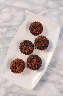 Bir grup çeşit kurabiye. Çikolata parçacıklı, yulaflı, kuru üzümlü, beyaz çikolatalı.