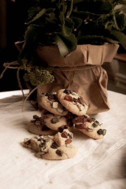 Bir grup çeşit kurabiye. Çikolata parçacıklı, yulaflı, kuru üzümlü, beyaz çikolatalı.