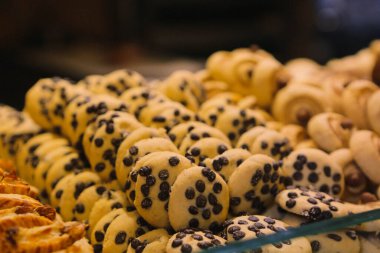 Bir grup çeşit kurabiye. Çikolata parçacıklı, yulaflı, kuru üzümlü, beyaz çikolatalı.