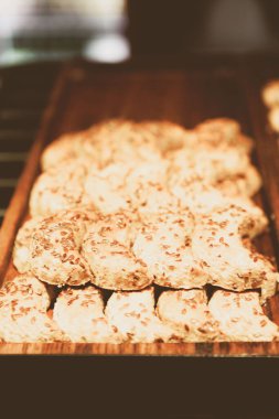 Bir grup çeşit kurabiye. Çikolata parçacıklı, yulaflı, kuru üzümlü, beyaz çikolatalı.