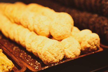 Bir grup çeşit kurabiye. Çikolata parçacıklı, yulaflı, kuru üzümlü, beyaz çikolatalı.