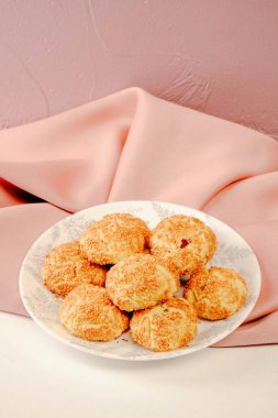 Bir grup çeşit kurabiye. Çikolata parçacıklı, yulaflı, kuru üzümlü, beyaz çikolatalı.