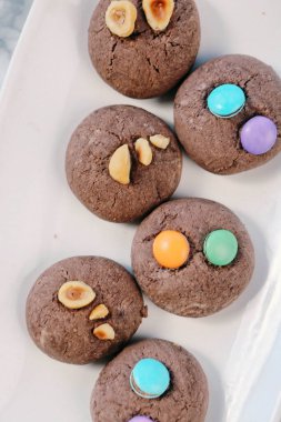 Bir grup çeşit kurabiye. Çikolata parçacıklı, yulaflı, kuru üzümlü, beyaz çikolatalı.