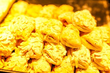 Bir grup çeşit kurabiye. Çikolata parçacıklı, yulaflı, kuru üzümlü, beyaz çikolatalı.