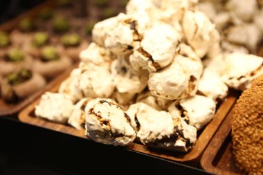 Bir grup çeşit kurabiye. Çikolata parçacıklı, yulaflı, kuru üzümlü, beyaz çikolatalı.