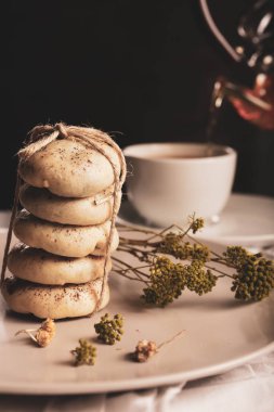 Bir grup çeşit kurabiye. Çikolata parçacıklı, yulaflı, kuru üzümlü, beyaz çikolatalı.