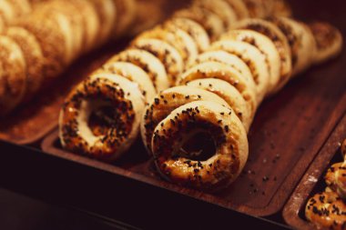 Bir grup çeşit kurabiye. Çikolata parçacıklı, yulaflı, kuru üzümlü, beyaz çikolatalı.