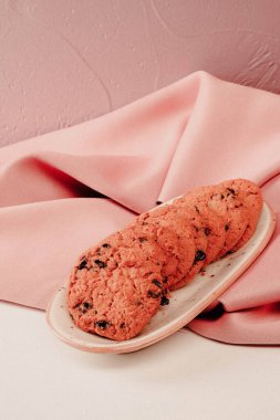 Bir grup çeşit kurabiye. Çikolata parçacıklı, yulaflı, kuru üzümlü, beyaz çikolatalı.