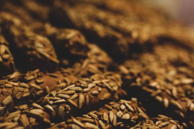 Bir grup çeşit kurabiye. Çikolata parçacıklı, yulaflı, kuru üzümlü, beyaz çikolatalı.