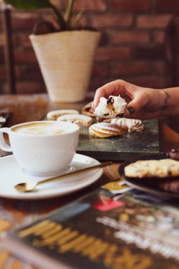 Bir grup çeşit kurabiye. Çikolata parçacıklı, yulaflı, kuru üzümlü, beyaz çikolatalı.