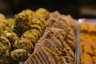 Bir grup çeşit kurabiye. Çikolata parçacıklı, yulaflı, kuru üzümlü, beyaz çikolatalı.