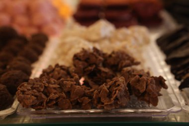 Bir grup çeşit kurabiye. Çikolata parçacıklı, yulaflı, kuru üzümlü, beyaz çikolatalı.