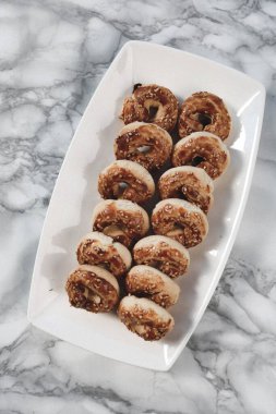 Bir grup çeşit kurabiye. Çikolata parçacıklı, yulaflı, kuru üzümlü, beyaz çikolatalı.