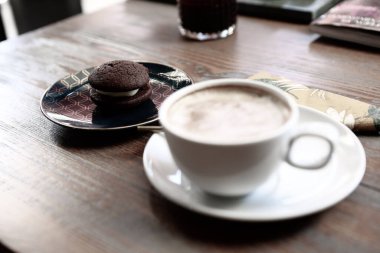 Bir grup çeşit kurabiye. Çikolata parçacıklı, yulaflı, kuru üzümlü, beyaz çikolatalı.