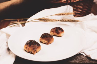 Bir grup çeşit kurabiye. Çikolata parçacıklı, yulaflı, kuru üzümlü, beyaz çikolatalı.