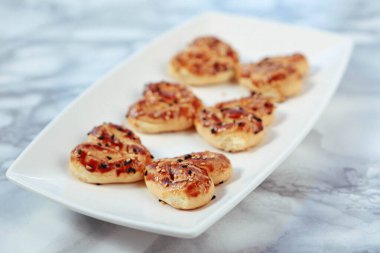 Bir grup çeşit kurabiye. Çikolata parçacıklı, yulaflı, kuru üzümlü, beyaz çikolatalı.