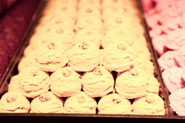 Bir grup çeşit kurabiye. Çikolata parçacıklı, yulaflı, kuru üzümlü, beyaz çikolatalı.