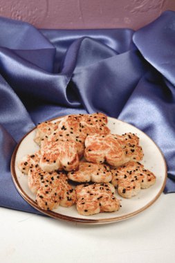 Bir grup çeşit kurabiye. Çikolata parçacıklı, yulaflı, kuru üzümlü, beyaz çikolatalı.