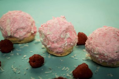 Bir grup çeşit kurabiye. Çikolata parçacıklı, yulaflı, kuru üzümlü, beyaz çikolatalı.