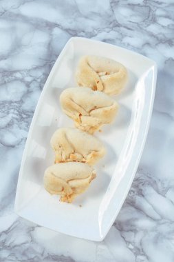 Bir grup çeşit kurabiye. Çikolata parçacıklı, yulaflı, kuru üzümlü, beyaz çikolatalı.