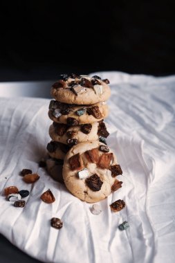 Bir grup çeşit kurabiye. Çikolata parçacıklı, yulaflı, kuru üzümlü, beyaz çikolatalı.