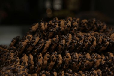 Bir grup çeşit kurabiye. Çikolata parçacıklı, yulaflı, kuru üzümlü, beyaz çikolatalı.