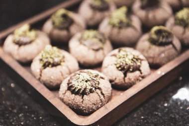 Bir grup çeşit kurabiye. Çikolata parçacıklı, yulaflı, kuru üzümlü, beyaz çikolatalı.